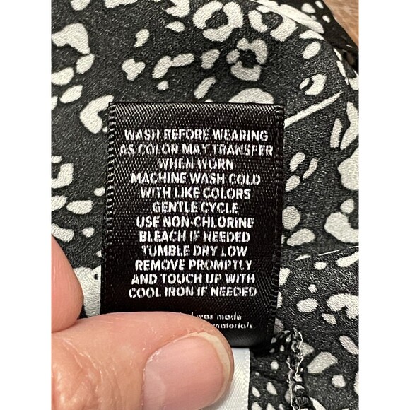 TORRID Harper Black White Floral Blouse Size 3 EUC! - Picture 8 of 12